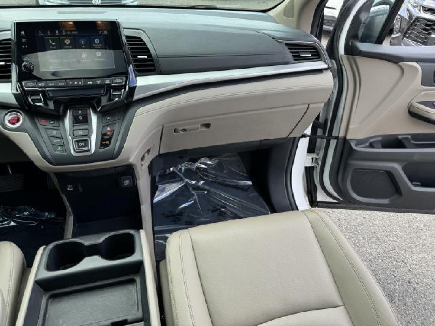 2021 Platinum White Pearl /Beige Honda Odyssey EX-L Auto (5FNRL6H70MB) , Automatic transmission, located at 1696 Sunrise Hwy, Bay Shore, NY, 11706, (516) 557-0557, 40.733665, -73.256317 - Photo#20