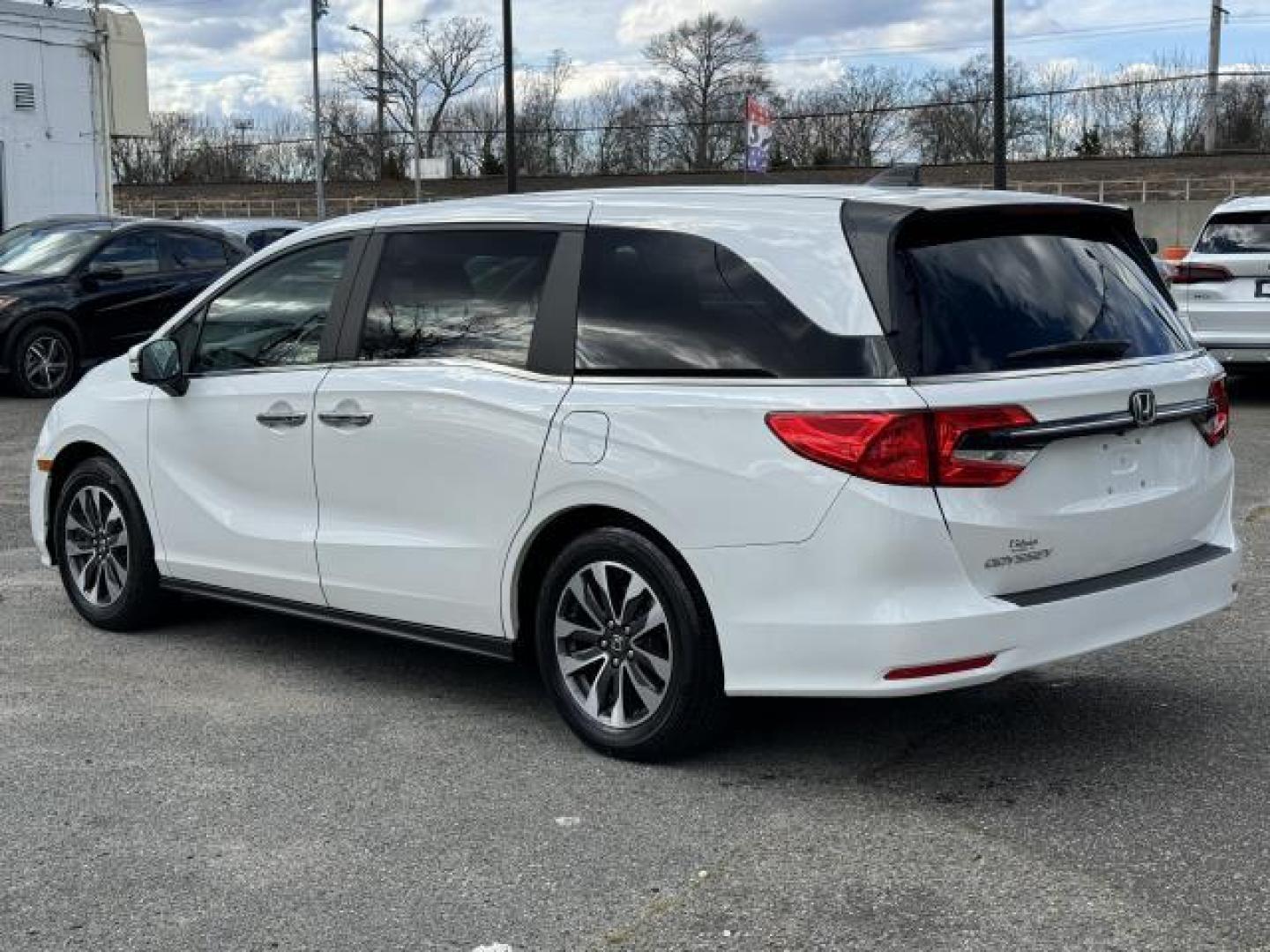 2021 Platinum White Pearl /Beige Honda Odyssey EX-L Auto (5FNRL6H70MB) , Automatic transmission, located at 1696 Sunrise Hwy, Bay Shore, NY, 11706, (516) 557-0557, 40.733665, -73.256317 - Photo#4