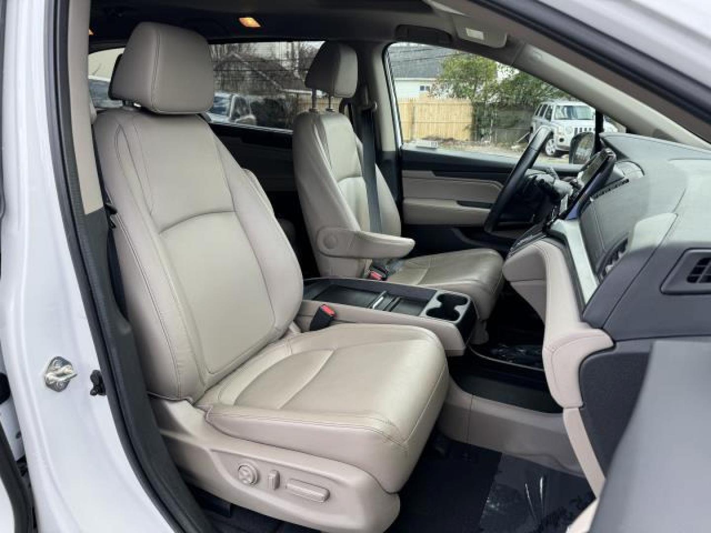 2021 Platinum White Pearl /Beige Honda Odyssey EX-L Auto (5FNRL6H70MB) , Automatic transmission, located at 1696 Sunrise Hwy, Bay Shore, NY, 11706, (516) 557-0557, 40.733665, -73.256317 - Photo#5