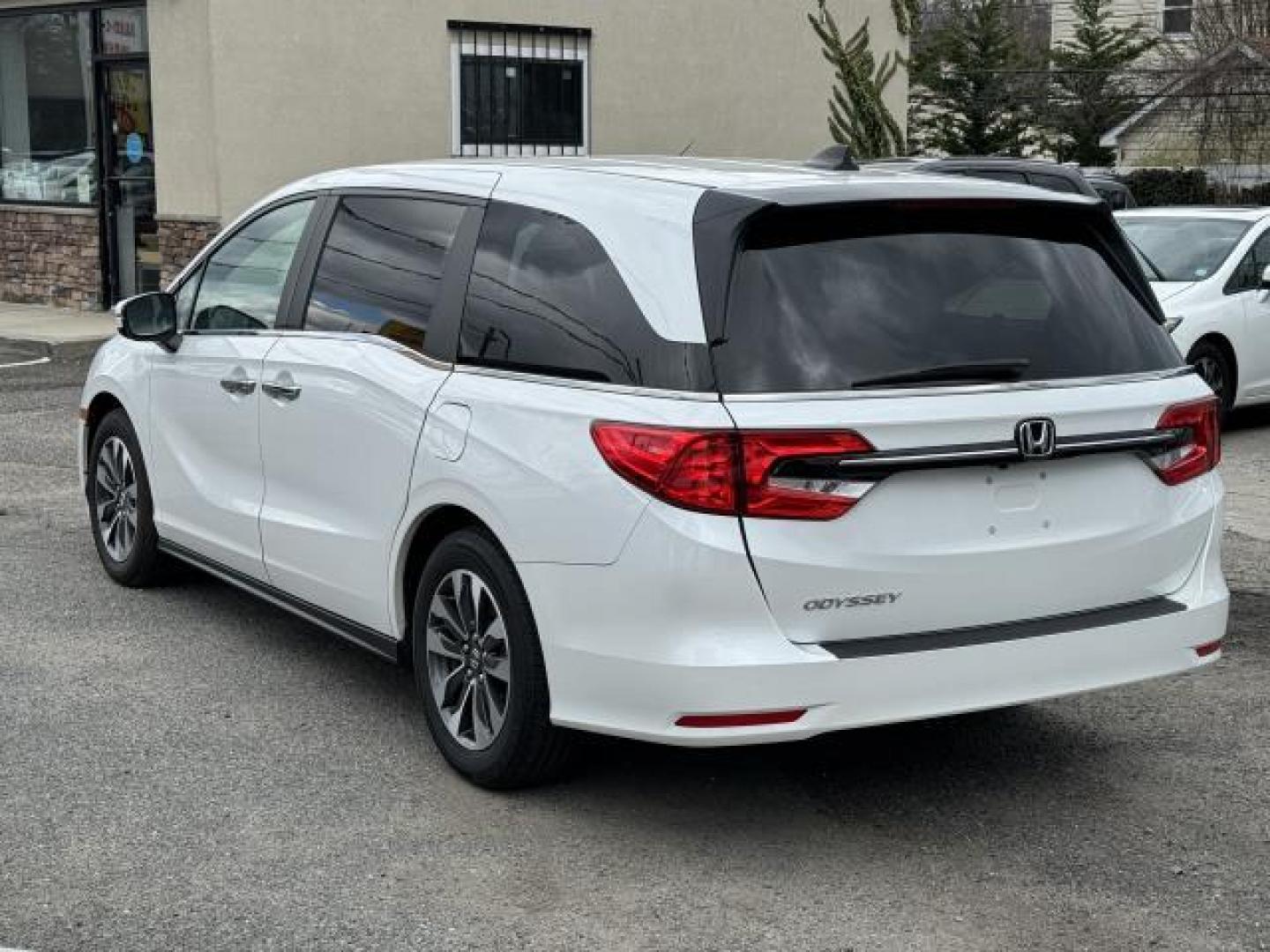 2021 Platinum White Pearl /Black Honda Odyssey EX-L Auto (5FNRL6H73MB) , Automatic transmission, located at 1696 Sunrise Hwy, Bay Shore, NY, 11706, (516) 557-0557, 40.733665, -73.256317 - This 2021 Honda Odyssey is in great mechanical and physical condition. This Odyssey has 22545 miles, and it has plenty more to go with you behind the wheel. We won't sell you a vehicle that we wouldn't sell our family. Stop by the showroom for a test drive; your dream car is waiting! All internet p - Photo#4