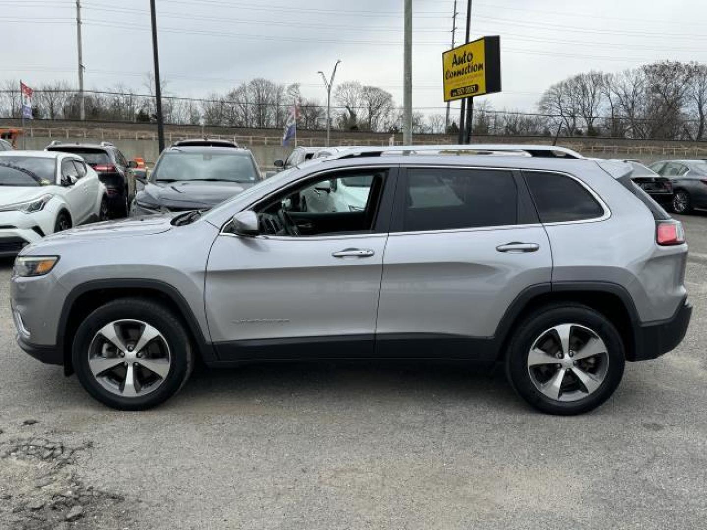 2021 Billet Silver Metallic Clearcoat /Black Jeep Cherokee Limited 4x4 (1C4PJMDX7MD) , Automatic transmission, located at 1696 Sunrise Hwy, Bay Shore, NY, 11706, (516) 557-0557, 40.733665, -73.256317 - Why choose between style and efficiency when you can have it all in this 2021 Jeep Cherokee? This Cherokee has 40359 miles. We never lose a deal on price! Are you ready to take home the car of your dreams? We're ready to help you. All internet purchases include a 12 mo/ 12000 mile protection plan. - Photo#12