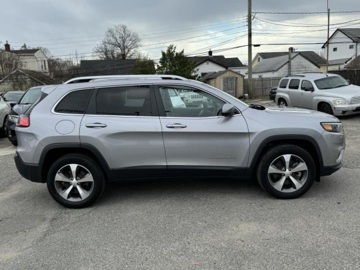 2021 Billet Silver Metallic Clearcoat /Black Jeep Cherokee Limited 4x4 (1C4PJMDX7MD) , Automatic transmission, located at 1696 Sunrise Hwy, Bay Shore, NY, 11706, (516) 557-0557, 40.733665, -73.256317 - Why choose between style and efficiency when you can have it all in this 2021 Jeep Cherokee? This Cherokee has 40359 miles. We never lose a deal on price! Are you ready to take home the car of your dreams? We're ready to help you. All internet purchases include a 12 mo/ 12000 mile protection plan. - Photo#14