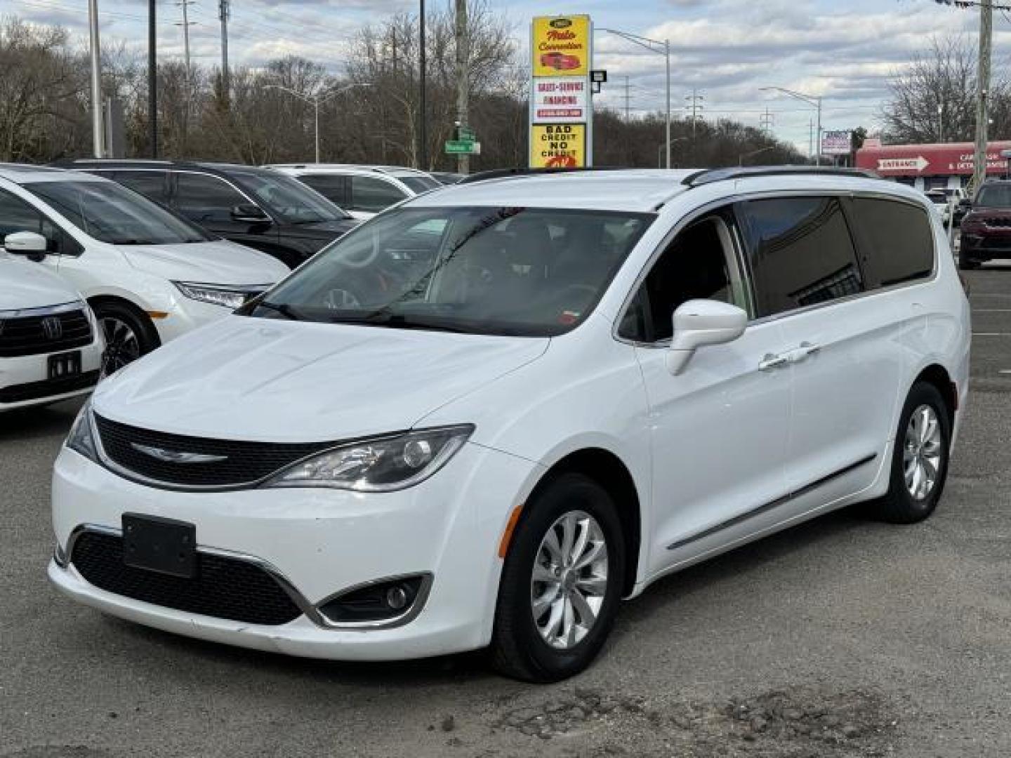 2019 Bright White Clearcoat /Black/Alloy Chrysler Pacifica Touring L FWD (2C4RC1BG2KR) , Automatic transmission, located at 1696 Sunrise Hwy, Bay Shore, NY, 11706, (516) 557-0557, 40.733665, -73.256317 - Photo#11