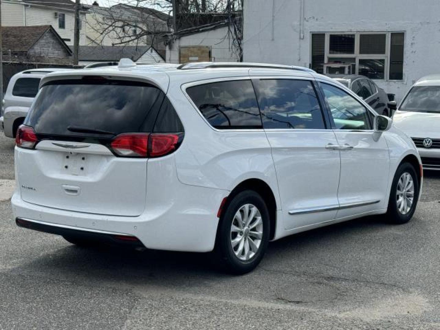 2019 Bright White Clearcoat /Black/Alloy Chrysler Pacifica Touring L FWD (2C4RC1BG2KR) , Automatic transmission, located at 1696 Sunrise Hwy, Bay Shore, NY, 11706, (516) 557-0557, 40.733665, -73.256317 - Photo#14