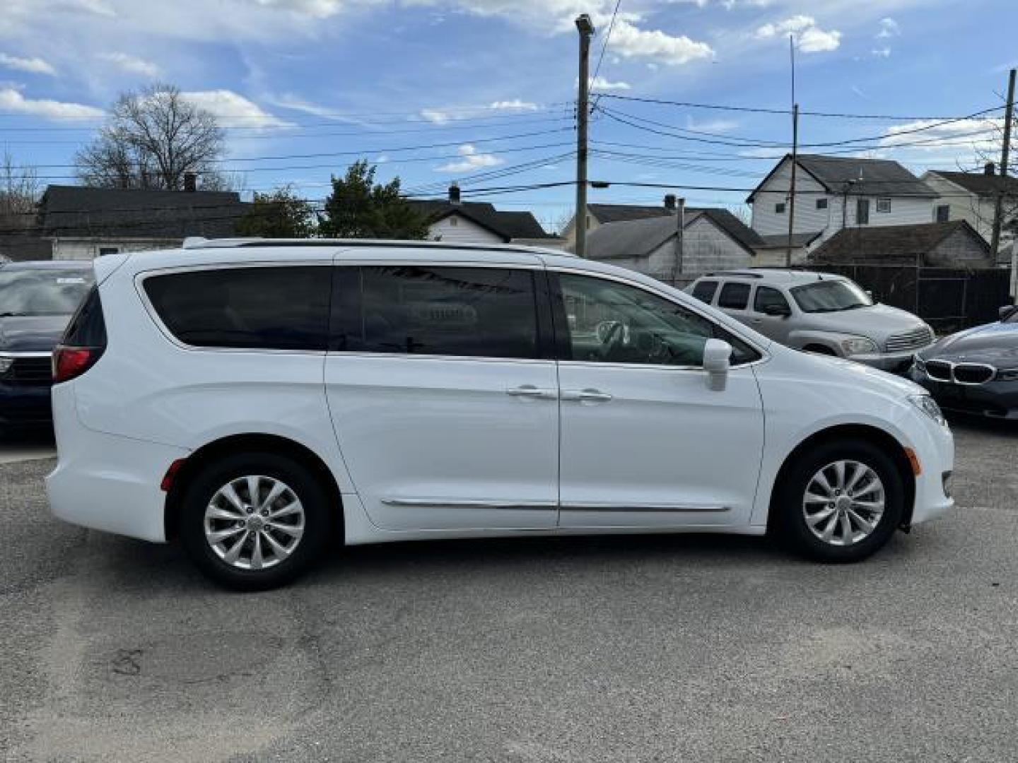 2019 Bright White Clearcoat /Black/Alloy Chrysler Pacifica Touring L FWD (2C4RC1BG2KR) , Automatic transmission, located at 1696 Sunrise Hwy, Bay Shore, NY, 11706, (516) 557-0557, 40.733665, -73.256317 - Photo#15