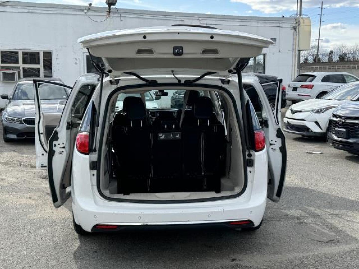 2019 Bright White Clearcoat /Black/Alloy Chrysler Pacifica Touring L FWD (2C4RC1BG2KR) , Automatic transmission, located at 1696 Sunrise Hwy, Bay Shore, NY, 11706, (516) 557-0557, 40.733665, -73.256317 - Photo#45