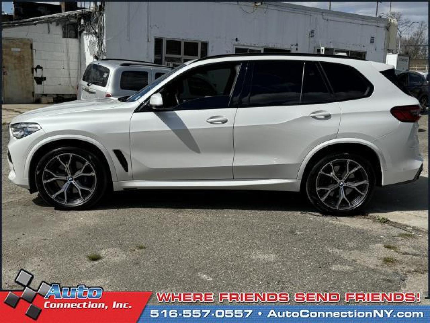 2020 Alpine White /Black BMW X5 xDrive40i Sports Activity Vehicle (5UXCR6C00LL) , Automatic transmission, located at 1696 Sunrise Hwy, Bay Shore, NY, 11706, (516) 557-0557, 40.733665, -73.256317 - Photo#12