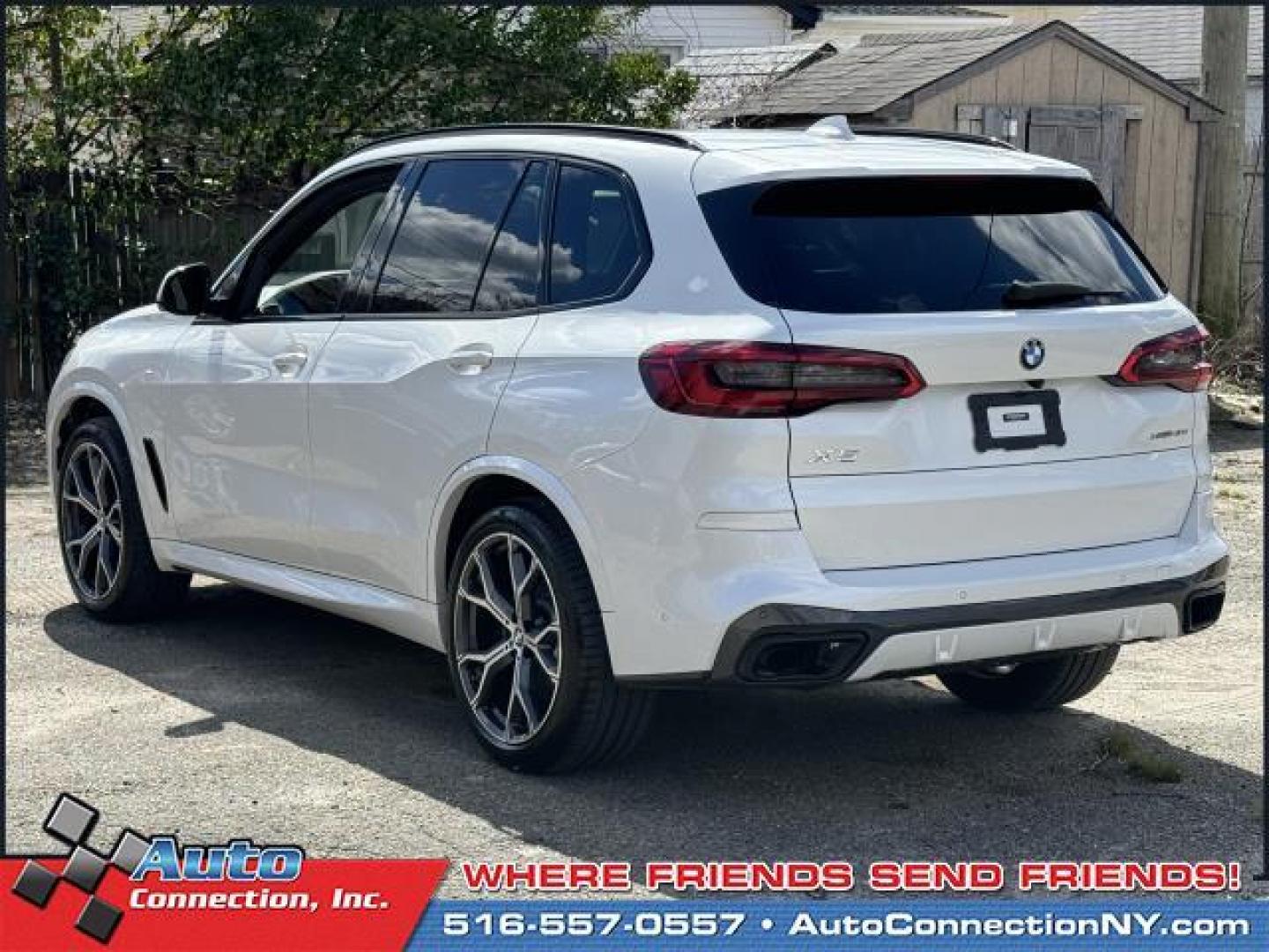 2020 Alpine White /Black BMW X5 xDrive40i Sports Activity Vehicle (5UXCR6C00LL) , Automatic transmission, located at 1696 Sunrise Hwy, Bay Shore, NY, 11706, (516) 557-0557, 40.733665, -73.256317 - Photo#4