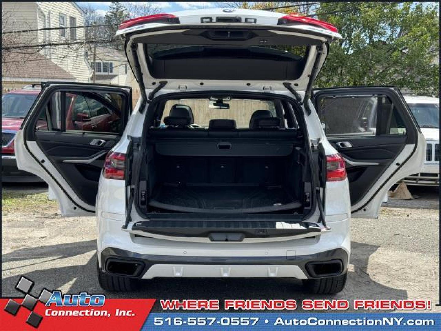 2020 Alpine White /Black BMW X5 xDrive40i Sports Activity Vehicle (5UXCR6C00LL) , Automatic transmission, located at 1696 Sunrise Hwy, Bay Shore, NY, 11706, (516) 557-0557, 40.733665, -73.256317 - Photo#54