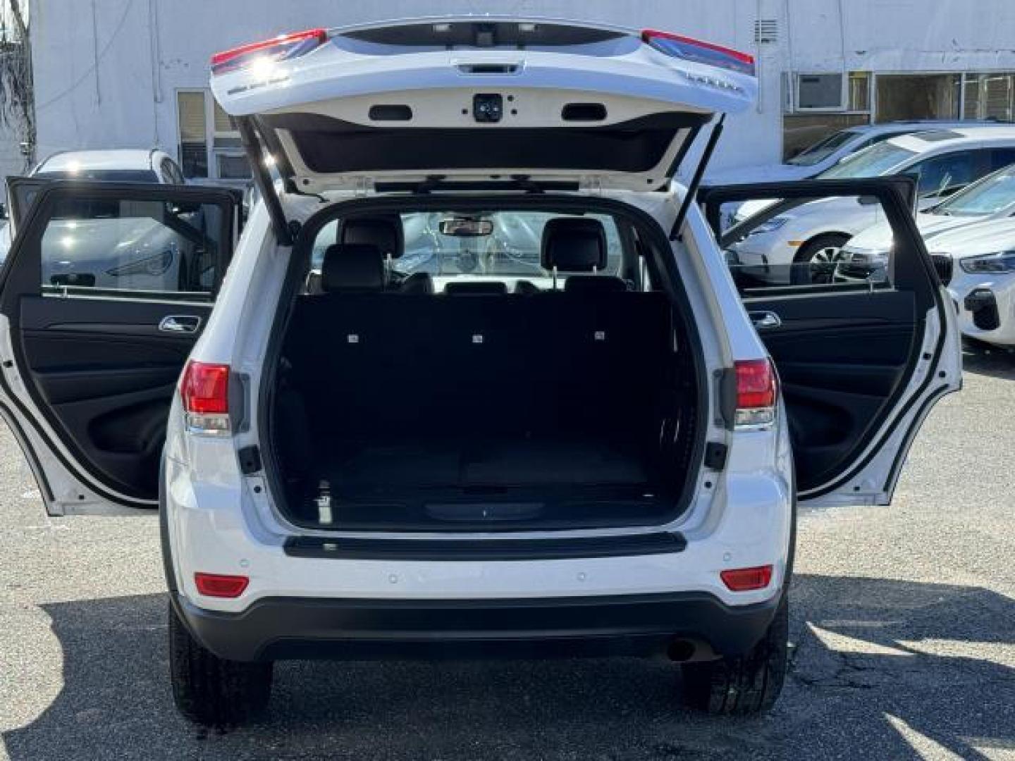 2018 Bright White Clearcoat /Black Jeep Grand Cherokee Laredo E 4x4 *Ltd Avail* (1C4RJFAG3JC) , Automatic transmission, located at 1696 Sunrise Hwy, Bay Shore, NY, 11706, (516) 557-0557, 40.733665, -73.256317 - Photo#10