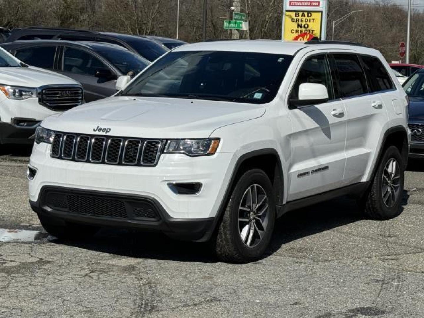 2018 Bright White Clearcoat /Black Jeep Grand Cherokee Laredo E 4x4 *Ltd Avail* (1C4RJFAG3JC) , Automatic transmission, located at 1696 Sunrise Hwy, Bay Shore, NY, 11706, (516) 557-0557, 40.733665, -73.256317 - Photo#11