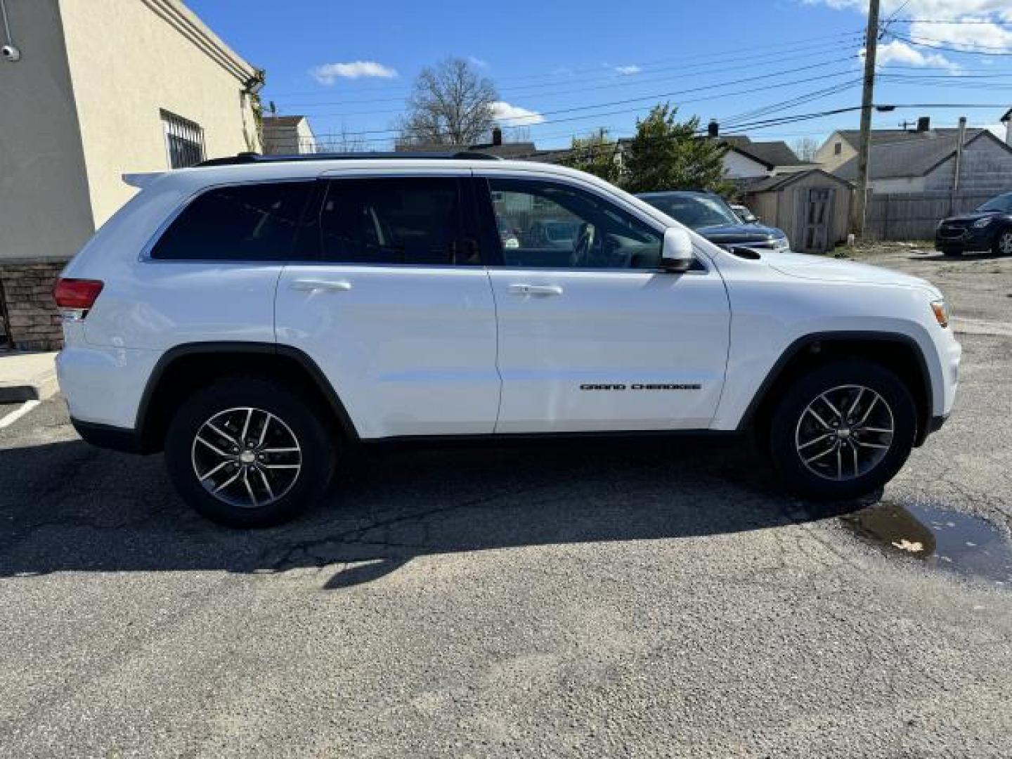 2018 Bright White Clearcoat /Black Jeep Grand Cherokee Laredo E 4x4 *Ltd Avail* (1C4RJFAG3JC) , Automatic transmission, located at 1696 Sunrise Hwy, Bay Shore, NY, 11706, (516) 557-0557, 40.733665, -73.256317 - Photo#15