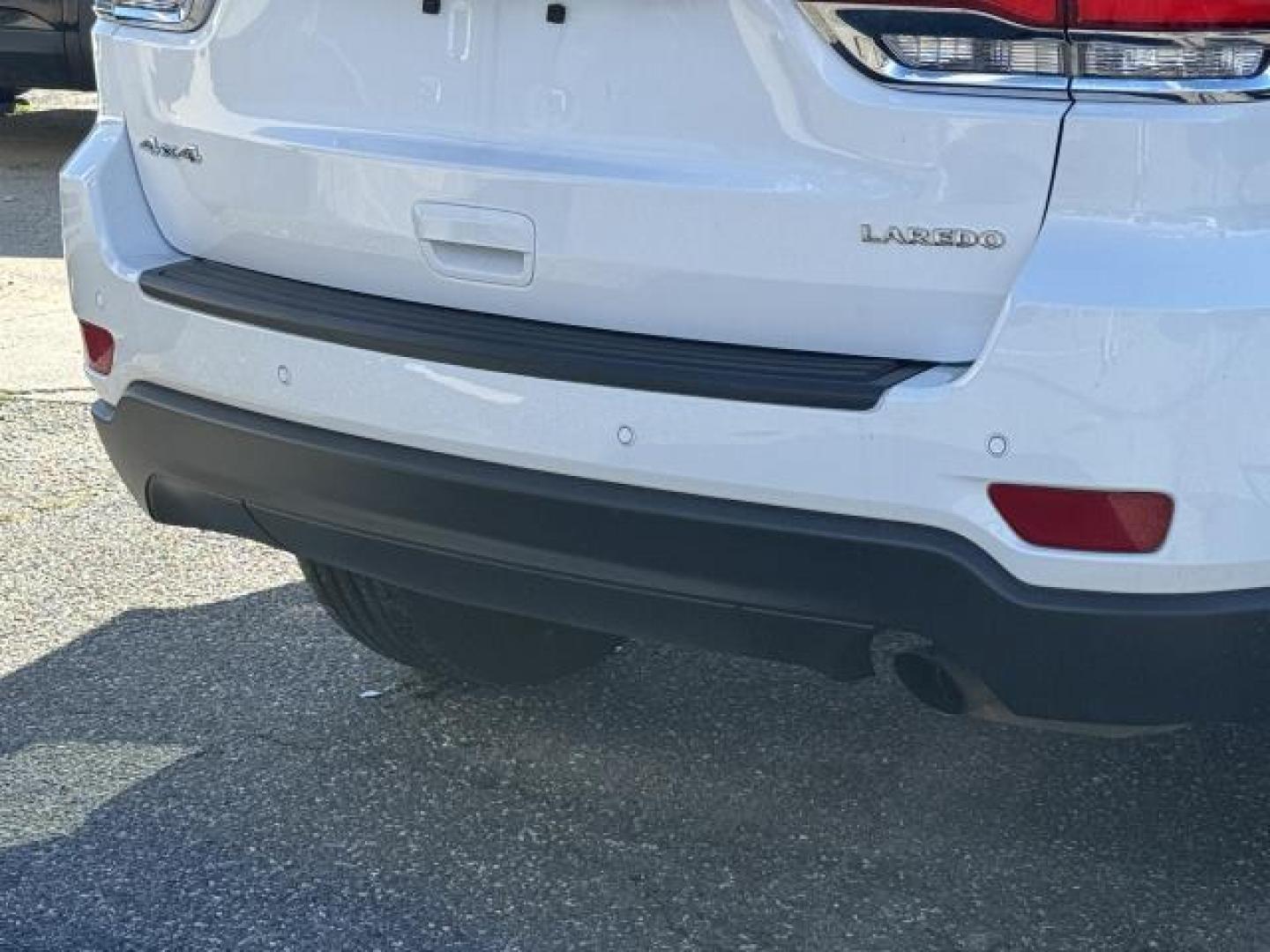 2018 Bright White Clearcoat /Black Jeep Grand Cherokee Laredo E 4x4 *Ltd Avail* (1C4RJFAG3JC) , Automatic transmission, located at 1696 Sunrise Hwy, Bay Shore, NY, 11706, (516) 557-0557, 40.733665, -73.256317 - Photo#53