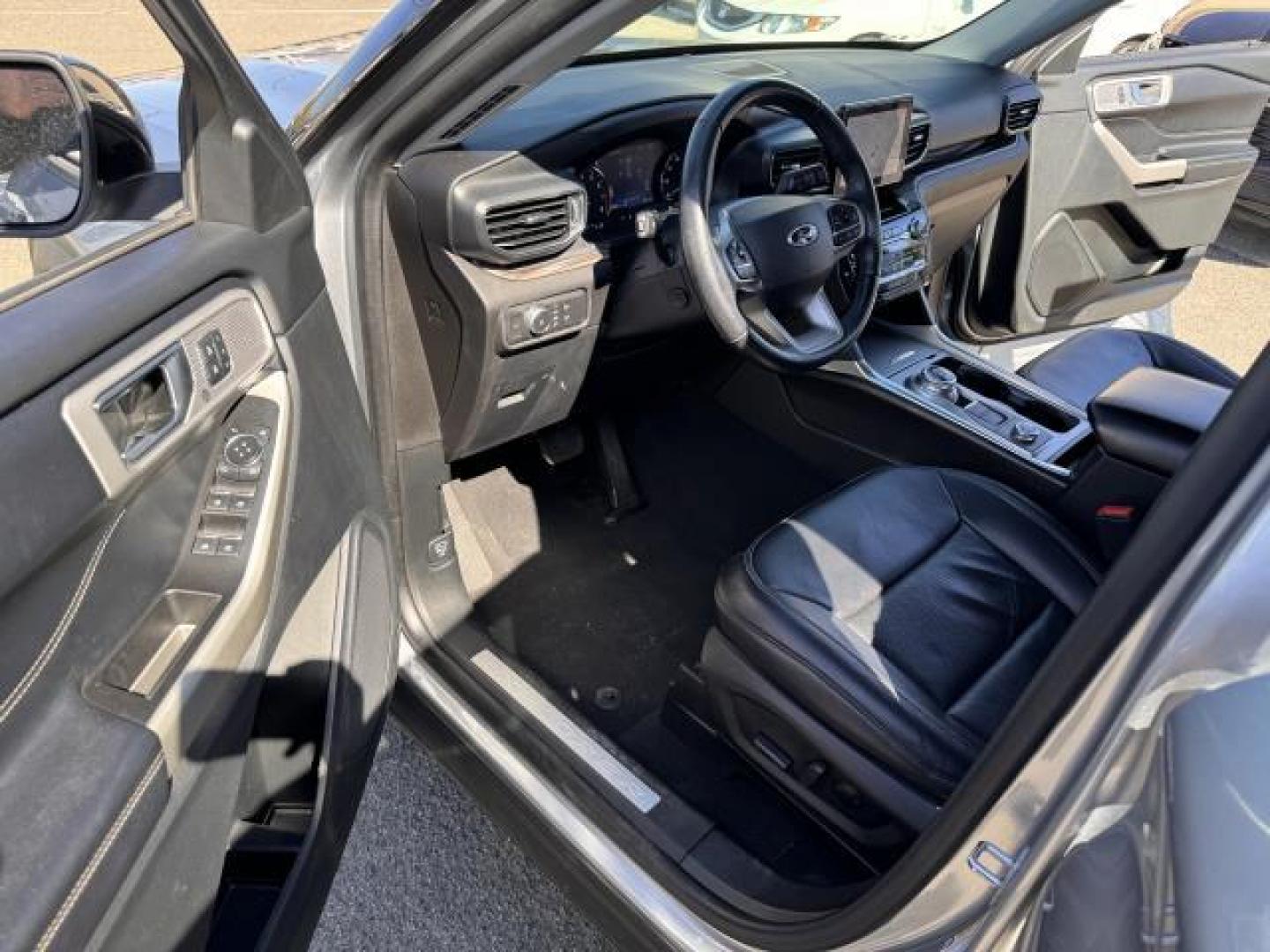 2021 Iconic Silver Metallic /Ebony Ford Explorer Limited 4WD (1FMSK8FH9MG) , Automatic transmission, located at 1696 Sunrise Hwy, Bay Shore, NY, 11706, (516) 557-0557, 40.733665, -73.256317 - Photo#26