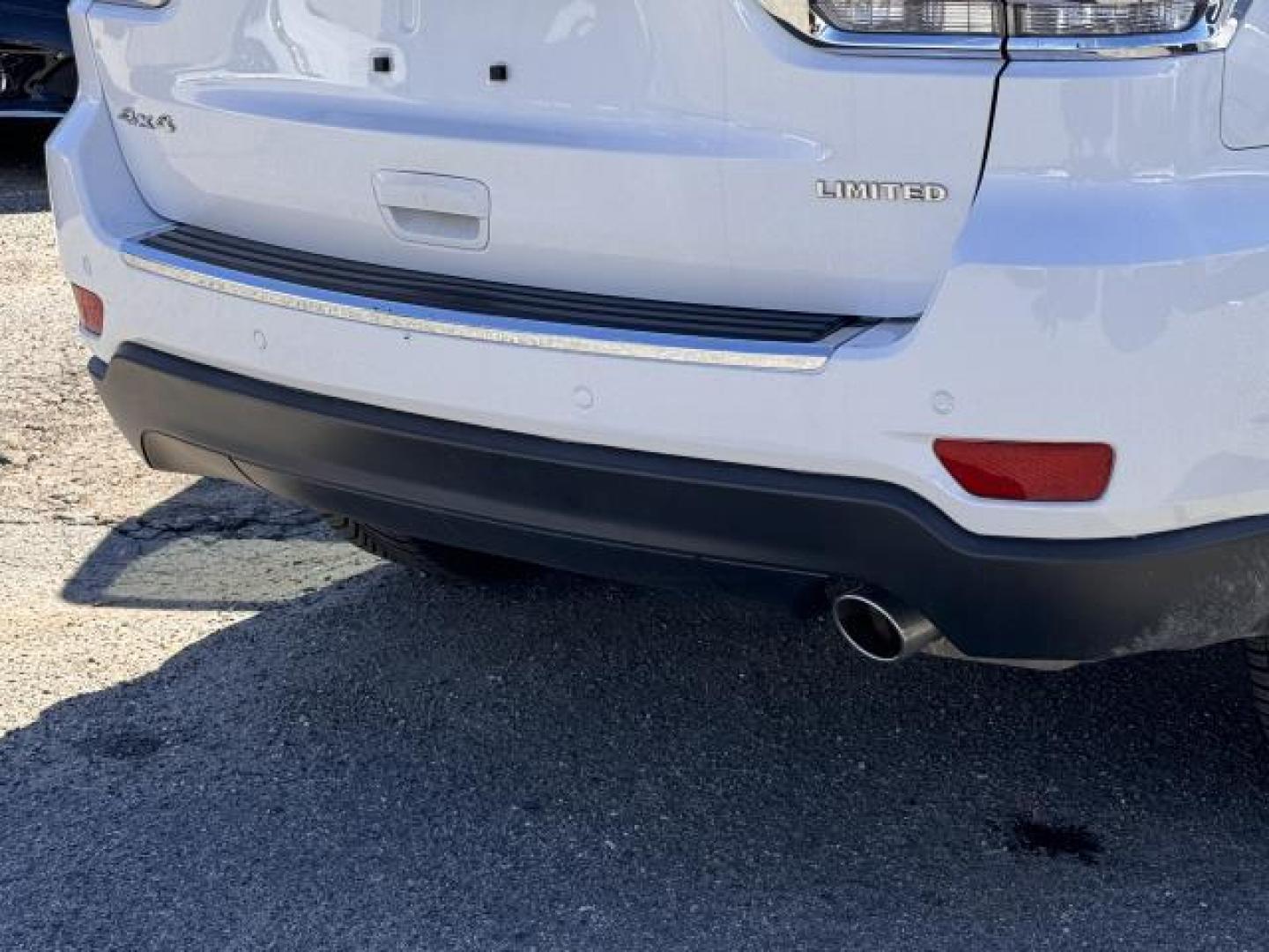 2021 Bright White Clearcoat /Black Jeep Grand Cherokee Limited 4x4 (1C4RJFBG4MC) , Automatic transmission, located at 1696 Sunrise Hwy, Bay Shore, NY, 11706, (516) 557-0557, 40.733665, -73.256317 - Photo#46